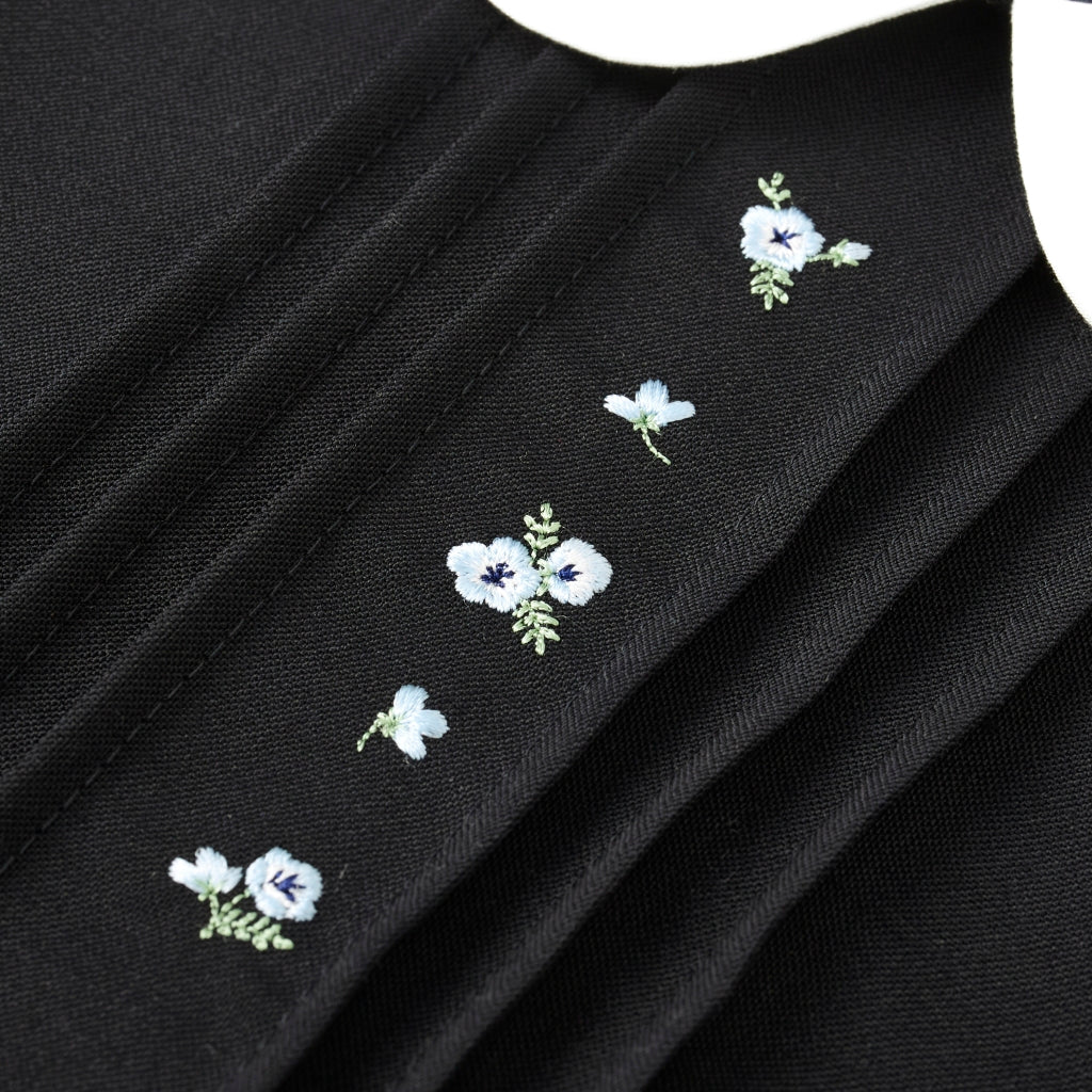 ROBE NOIRE PLISSÉE BRODERIES FLEURS