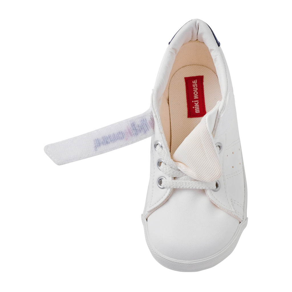 WHITE SHOES FOR ACTIVE WALKING